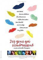 Des gens qui s'embrassent